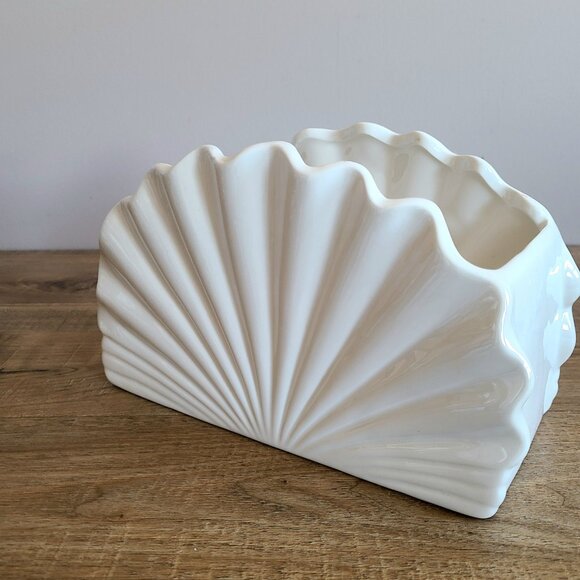 Large 9 3/4'' long, 6'' tall ceramic shell shape luster finish planter. - Picture 5 of 9